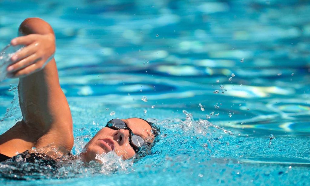 beneficios de nadar en piscina