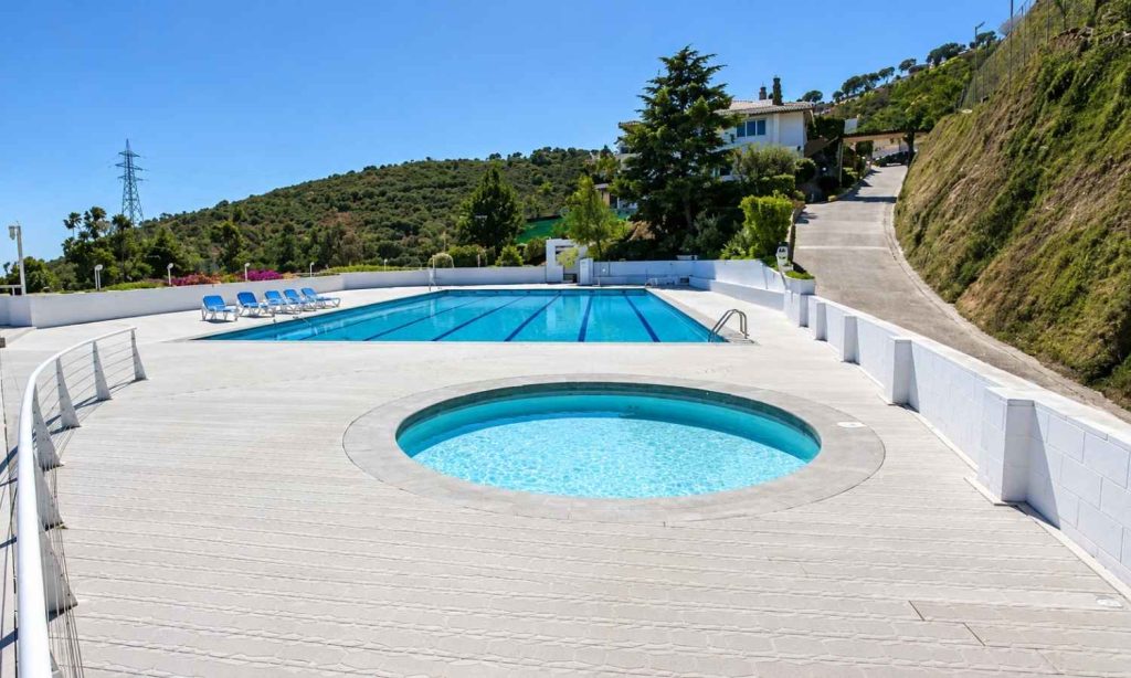 Piscina como localización para una sesión de fotos lifestyle en Barcelona