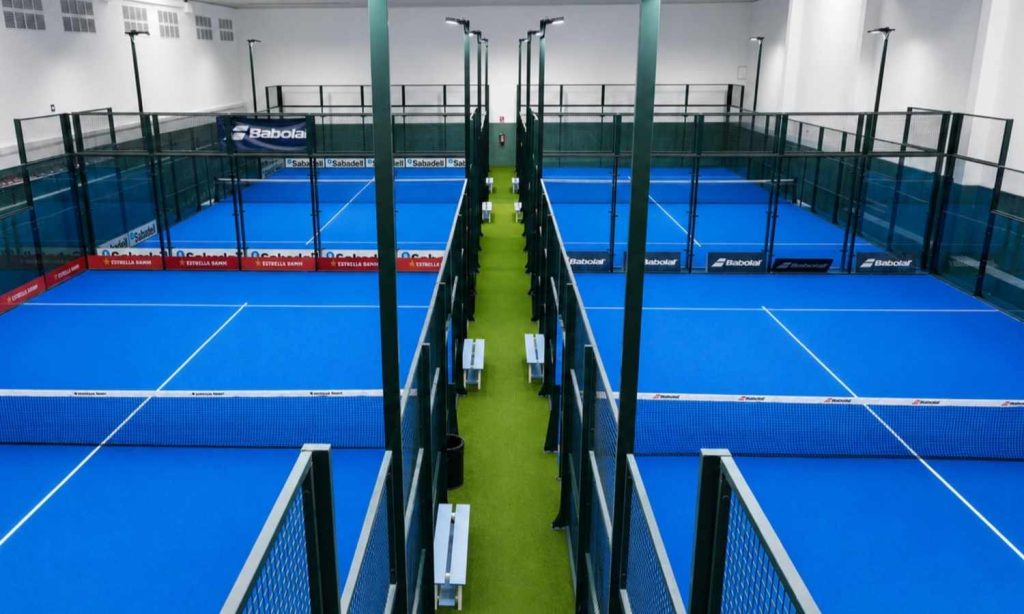Pista de pádel como escenario para una sesión de fotos deportivas en Barcelona